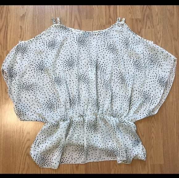 ⬇⬇ Torrid PLUS 3x Cold Shoulder Chiffon Blouse - Picture 2 of 8